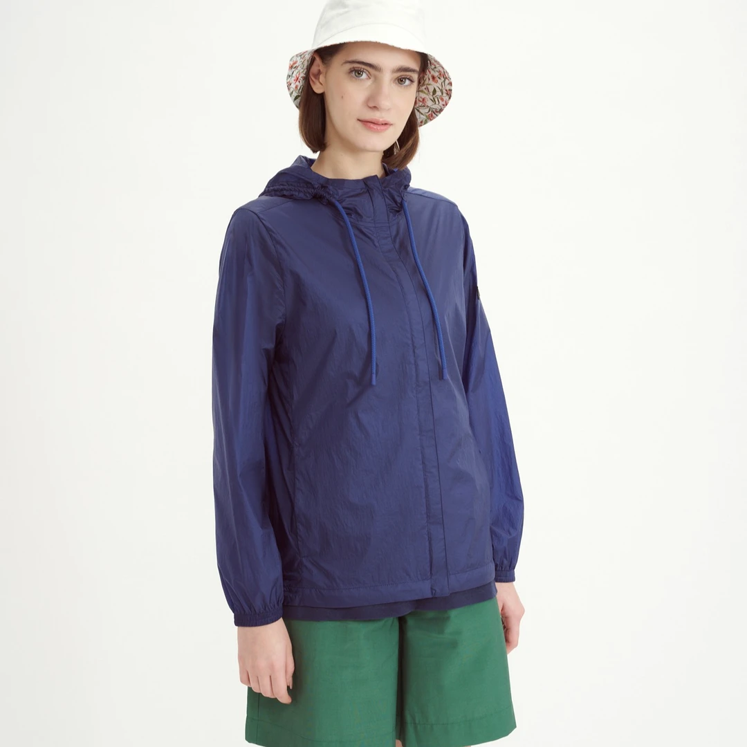 AIGLE艾高女士轻薄防泼水连帽夏季防风时尚皮肤衣AH45