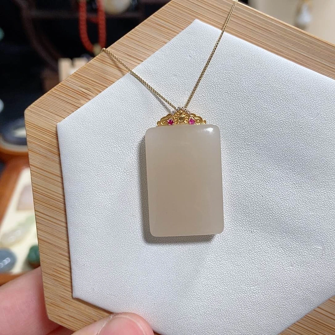 和田玉吊坠(赠链)18K金镶嵌