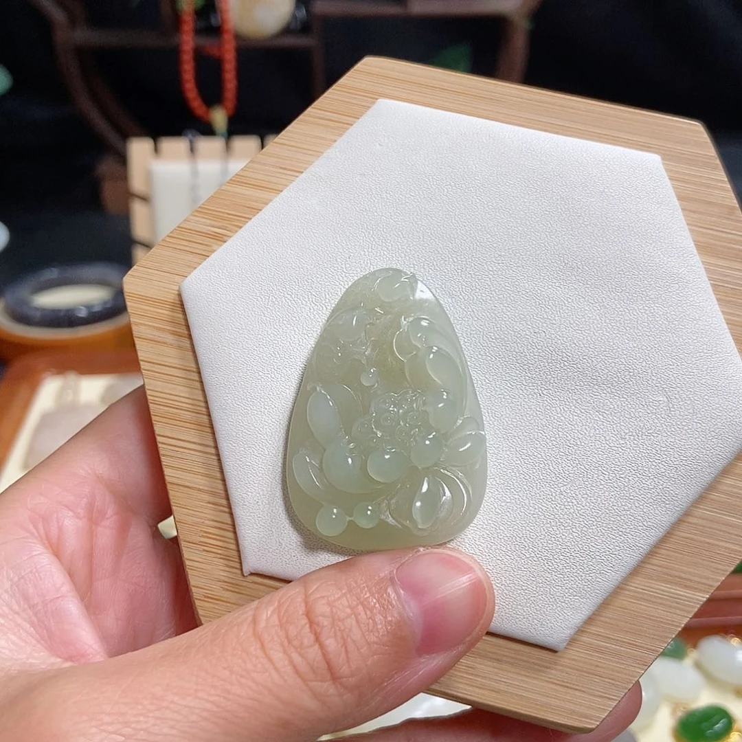 和田玉颈饰未镶嵌樱**恋
