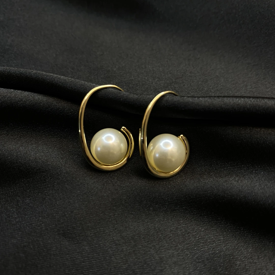 铜合金仿珍珠耳饰 时尚勾勾珠百搭优雅精致素款设简约温柔风耳饰