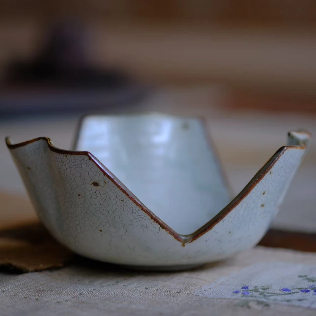 小喜宅 （微微瑕）落苏三瓣荷（口径约13.5cm）