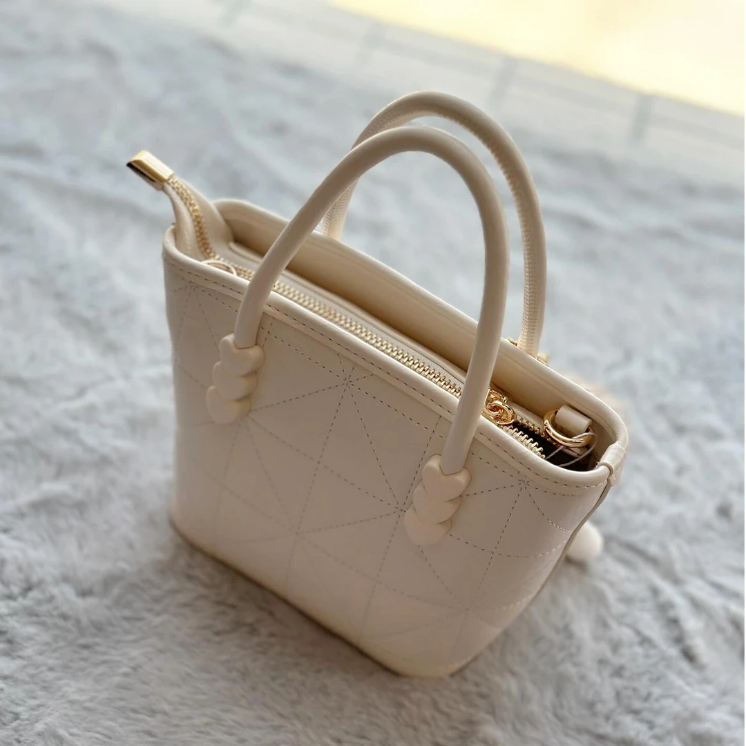 2025新款菱格纯色水桶包女流行百搭斜挎包包春日际遇手提小托特包