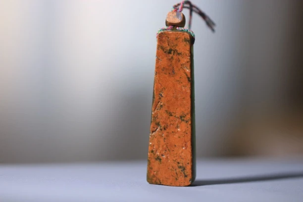 精品碧玉苹果绿红皮料古朴风玉牌挂件