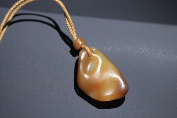 新疆和田玉且末料随形挂件