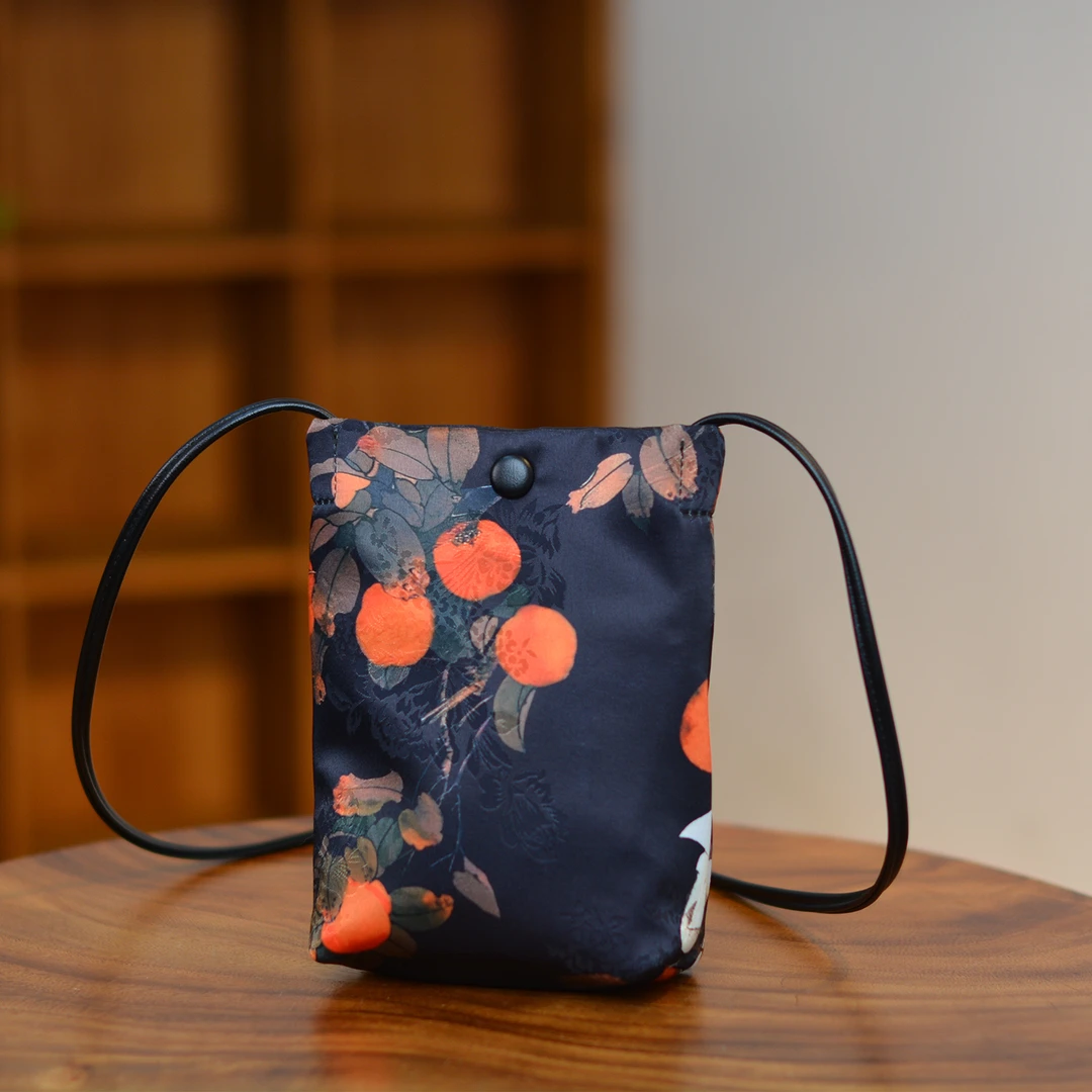 新款原创设计款手机包时尚简约女士百搭复古文艺轻便斜挎包