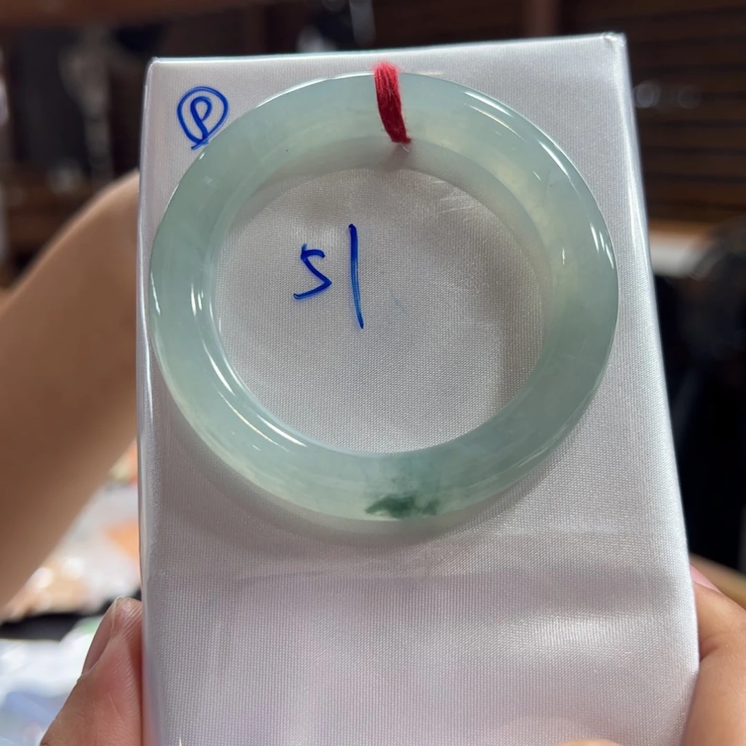 翡翠手镯未镶嵌翡翠