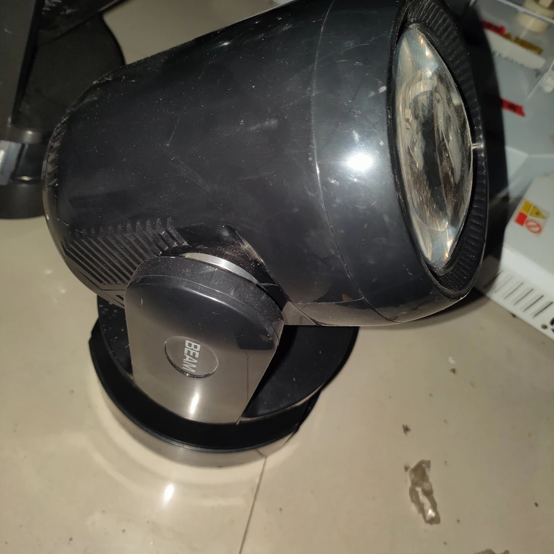 黑色大光束一个，五光十色灯