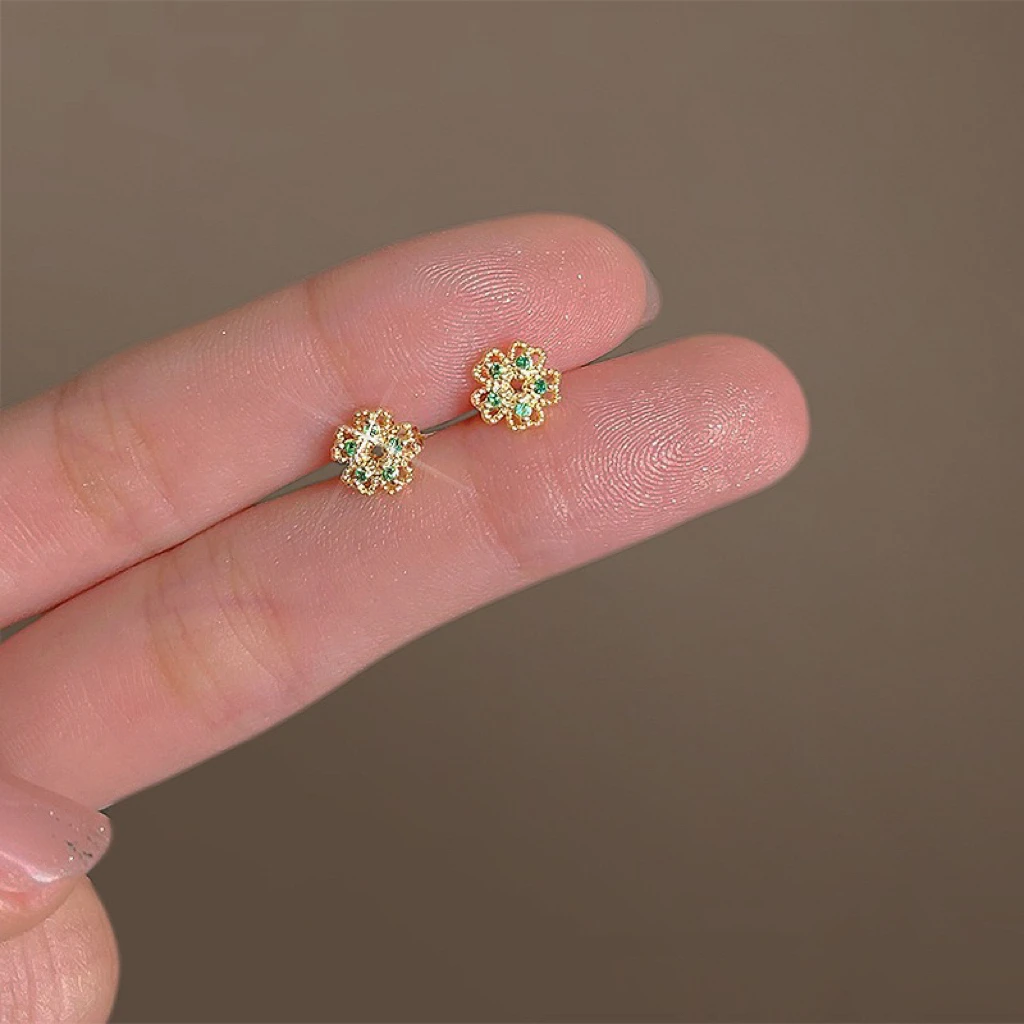 铜合金耳饰 迷你法式复古镂空花朵925银针镀14K精致小巧百搭耳钉