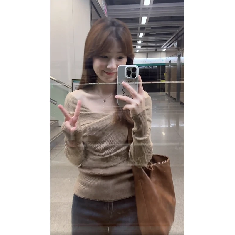 2024秋季新款女一字领辣妹设计感显瘦气质针织上衣休闲百搭牛仔裤