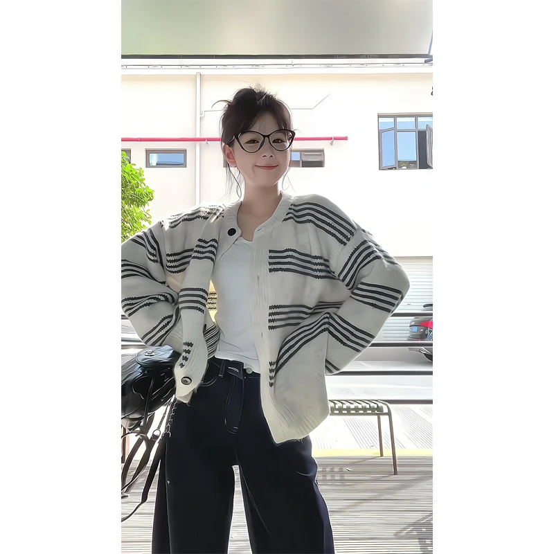 秋冬毛衣外套单排扣落肩圆领宽松条纹针织衫复古深蓝色阔腿牛仔裤