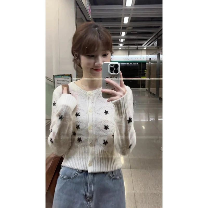 2024新款女士秋季小香风花朵刺绣软糯毛衣甜美减龄针织开衫上衣