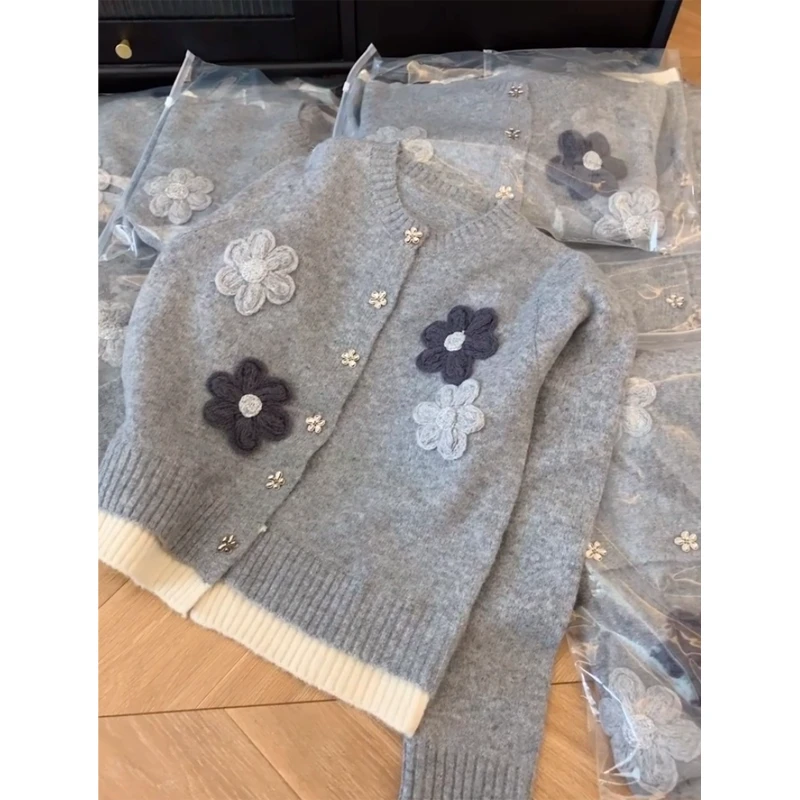 灰色刺绣气质软糯针织开衫毛衣外套女小个子短款宽松慵懒风高级感