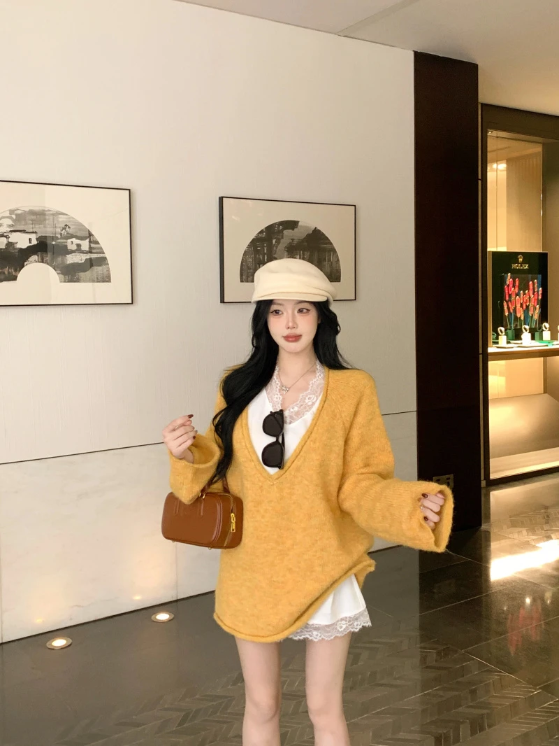 2024新款女士秋季法式复古慵懒风绒绒大V领套头自然卷边宽松毛衣