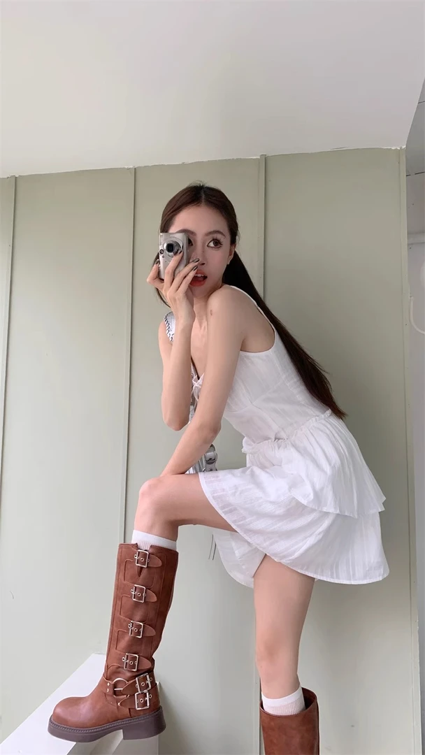 白色连衣裙夏季轻奢高级感仙女裙芭蕾白色方领短款鱼骨吊带连衣裙