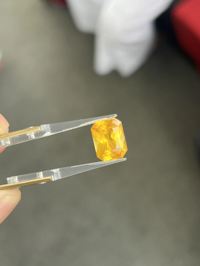 天然黄色蓝宝石雷迪恩切割