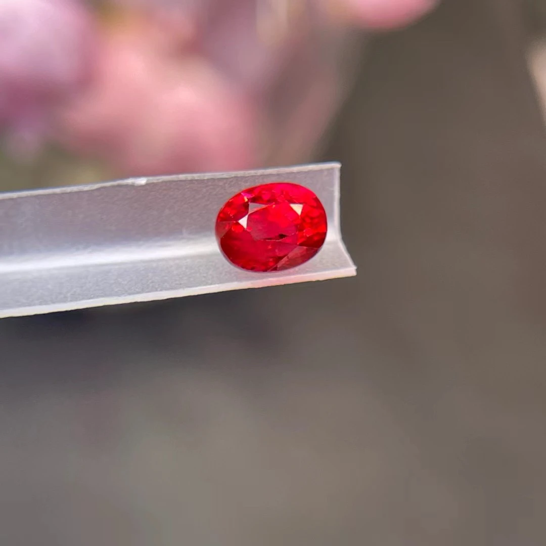 天然无烧鸽血红宝1.01ct 椭圆切工 晶体干净 颜色浓郁火彩好
