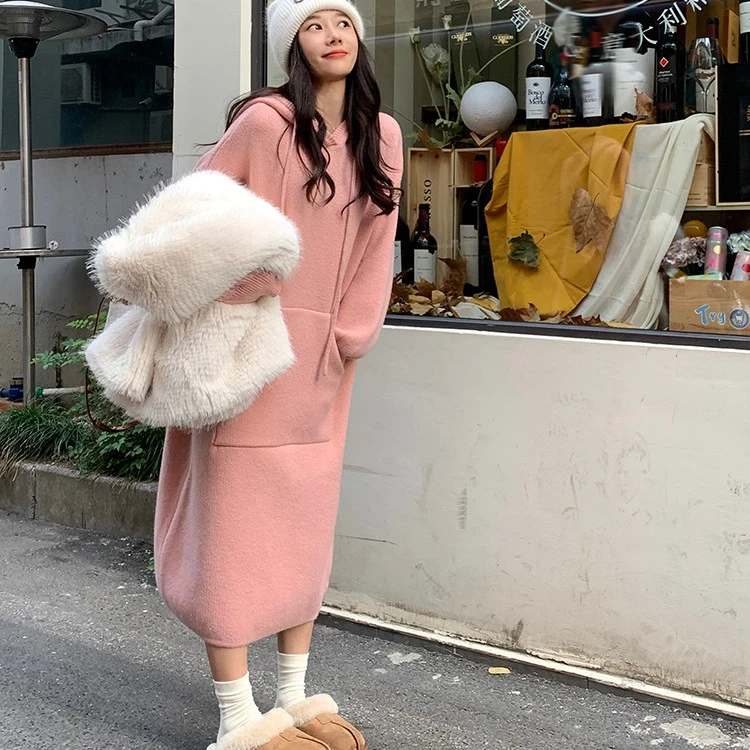 连帽针织连衣裙女显瘦秋冬长款过膝宽松内搭奶油色毛衣裙