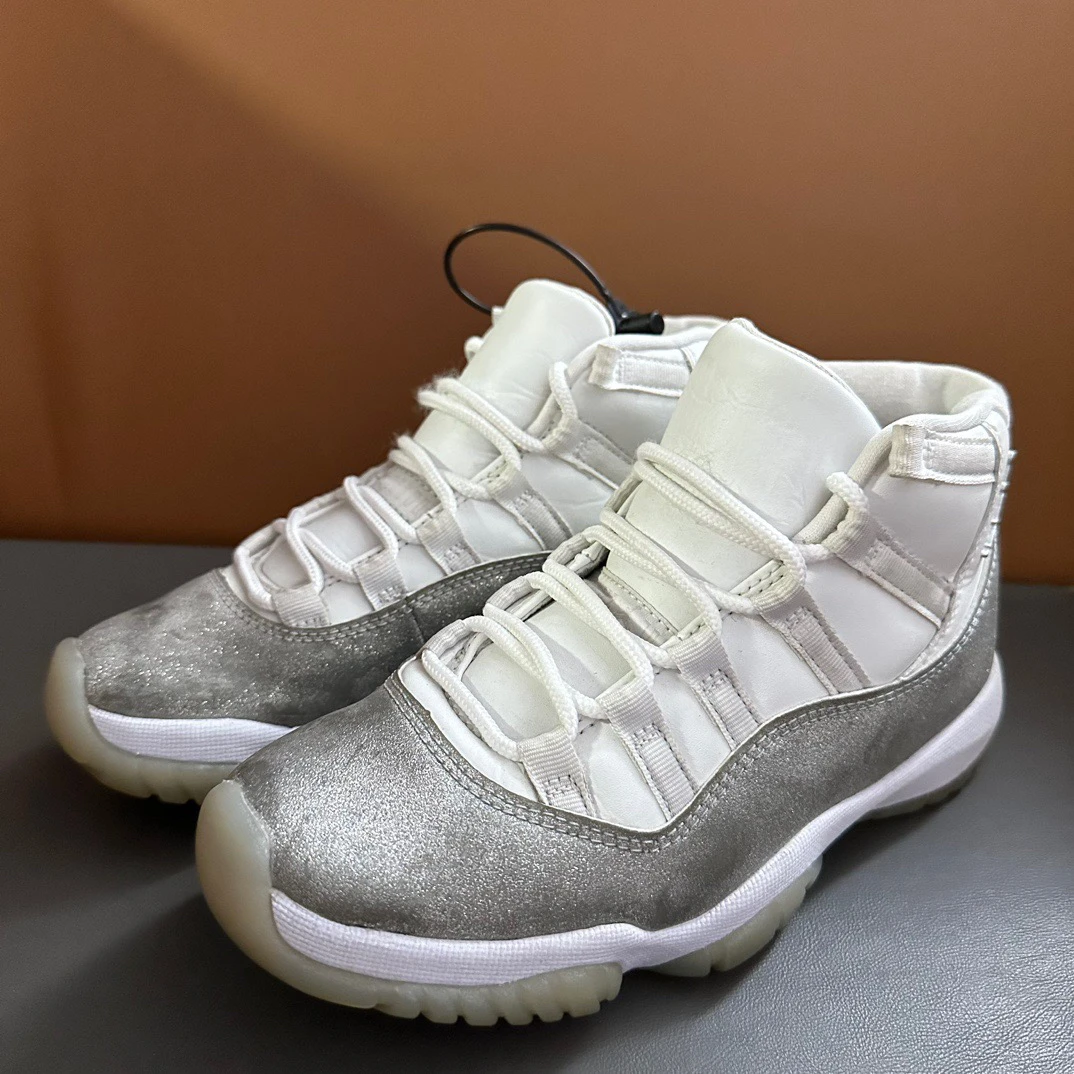 休闲鞋 9新 AJ11满天星 36码 无原盒 G2975