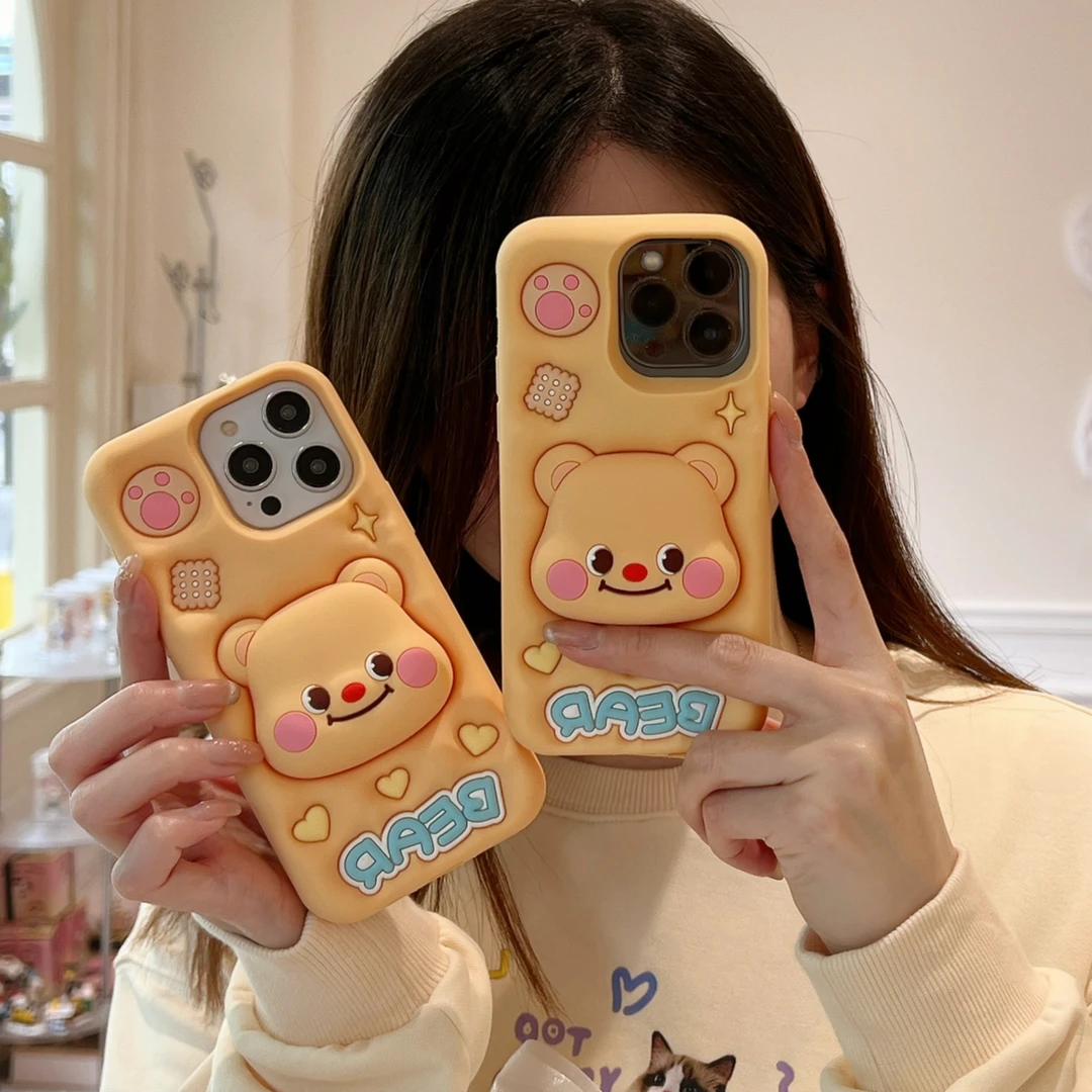 (苹果)黄油小熊支架可爱适用iPhone15卡通创意立体防摔硅胶手机壳