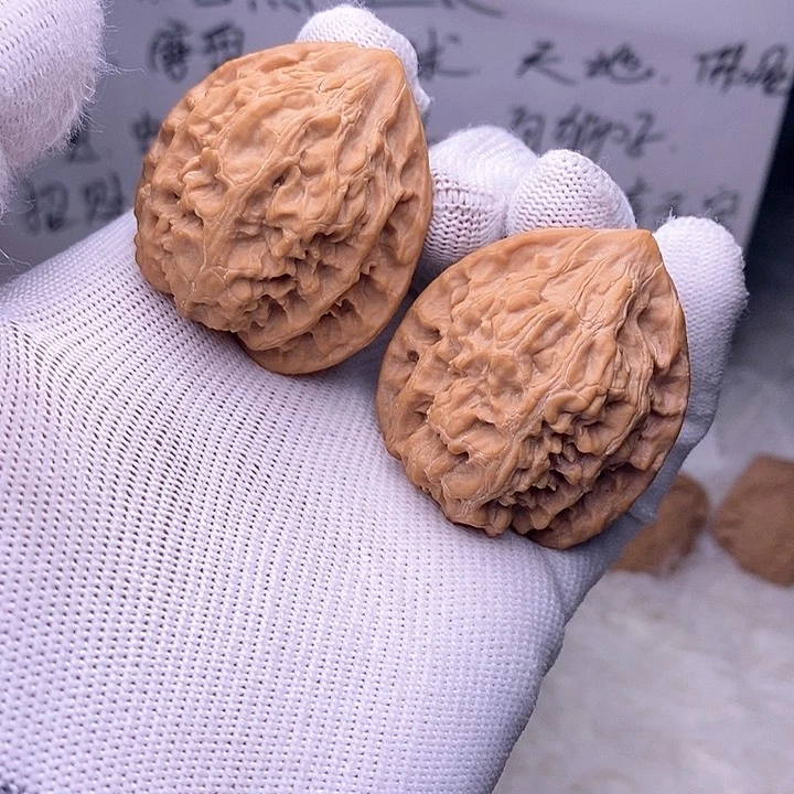 文玩核桃把件十三陵鸡心40