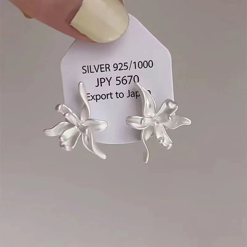 白色鸢尾花耳夹女小众设计感百搭耳夹气质高级感网红爆款耳饰