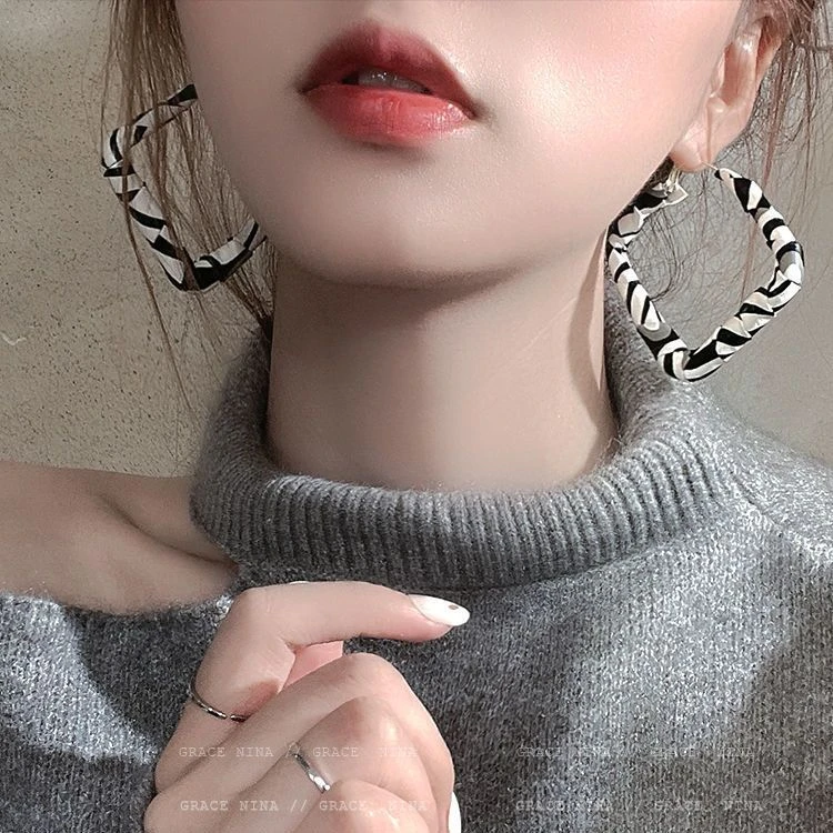 合金耳饰 斑马纹几何方形耳环2023年新款潮皮革耳圈耳钉冷淡风