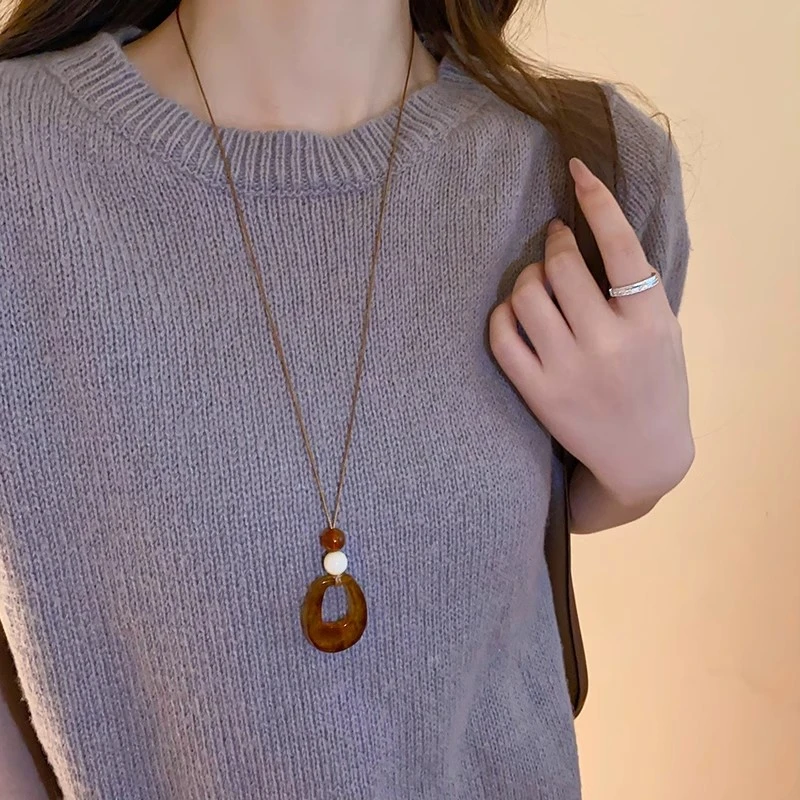 非金属树脂项链 咖色圆形项链长款毛衣链秋冬高级感复古配饰女