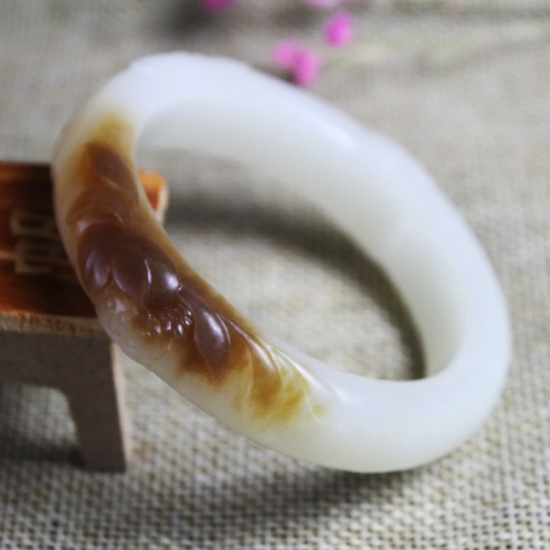 新疆和田玉且末唐白手镯 雕有莲花 手工雕刻 玉质温润细腻