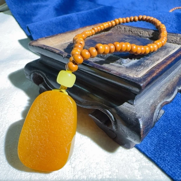 【伟伟鉴定】天然蜜蜡 手持 长方形带皮32/21/10（009）