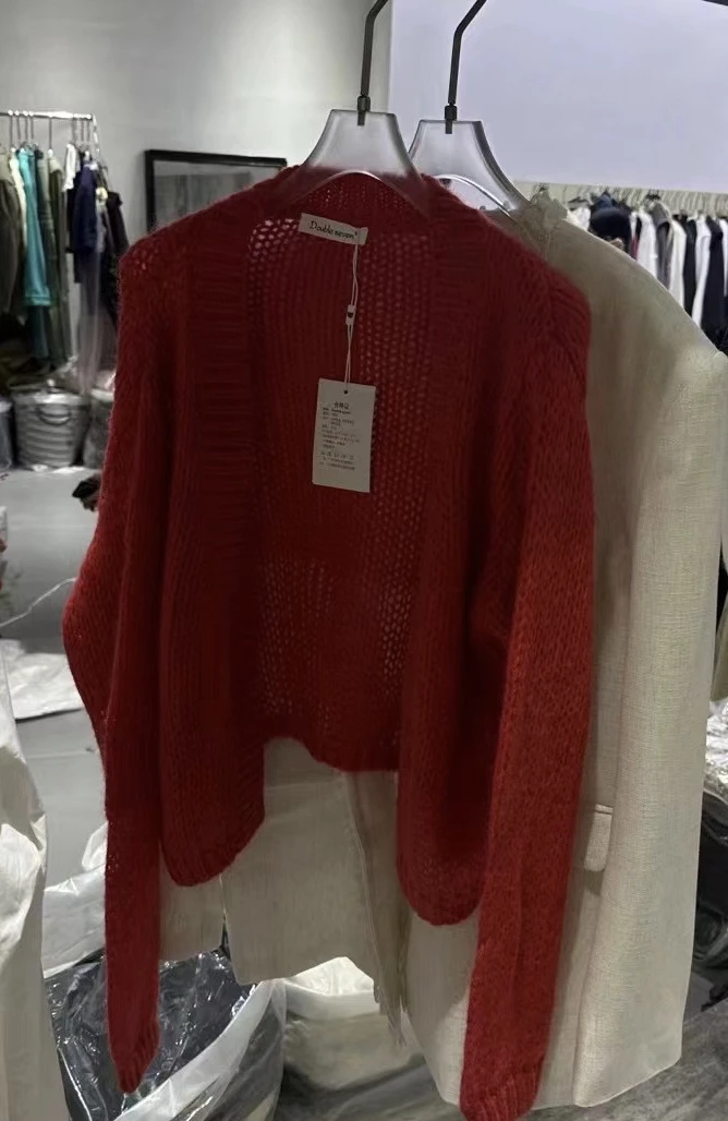 难得喜欢一个红色毛衣外套 颜色比较好看 质感好