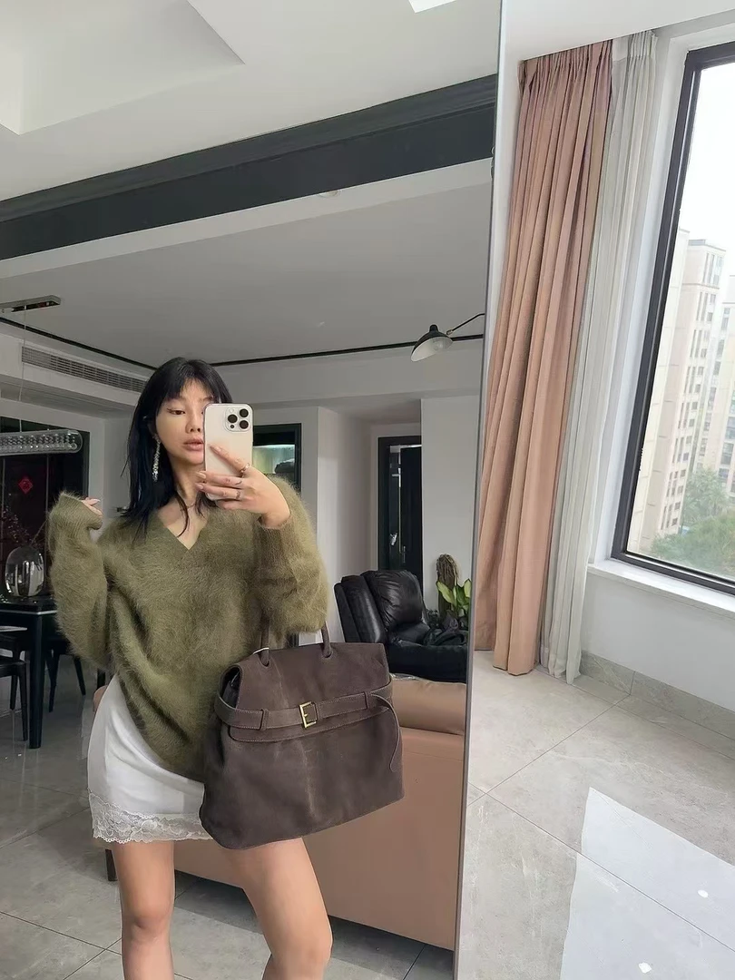 毛很长的军绿色V领毛衣 很美