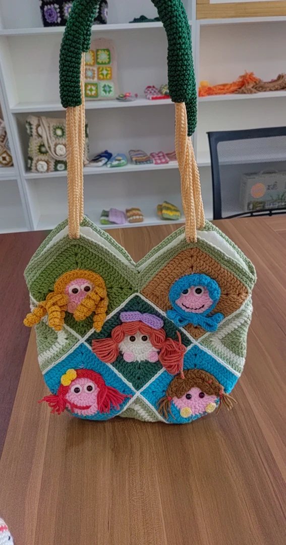 纯手工编织祖母方格卡通丑娃单肩包