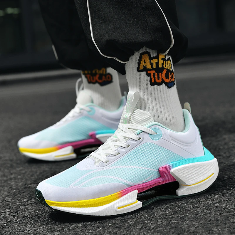 新款透气轻便防滑跑步鞋系带软底减震运动鞋