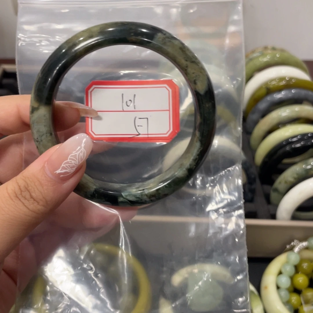 蛇纹石玉手镯未镶嵌