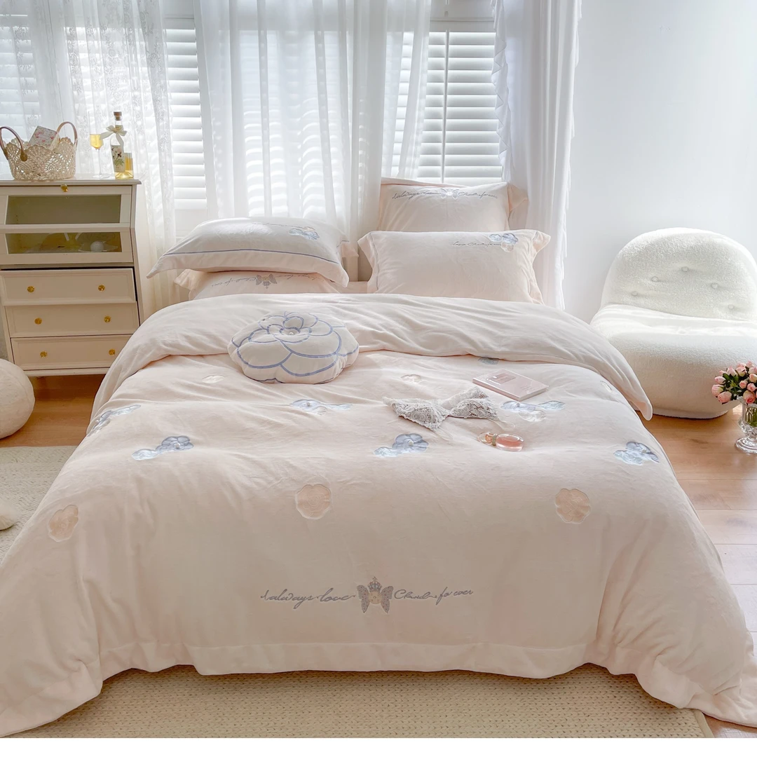 【沐梵家居】爆款！高克重保暖纯色绣花款牛奶绒四件套！——夕颜