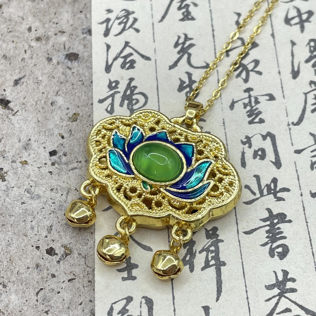 天然玉石精美镂空古法金色莲花铃铛平安锁吊坠 （多样性发货） M148