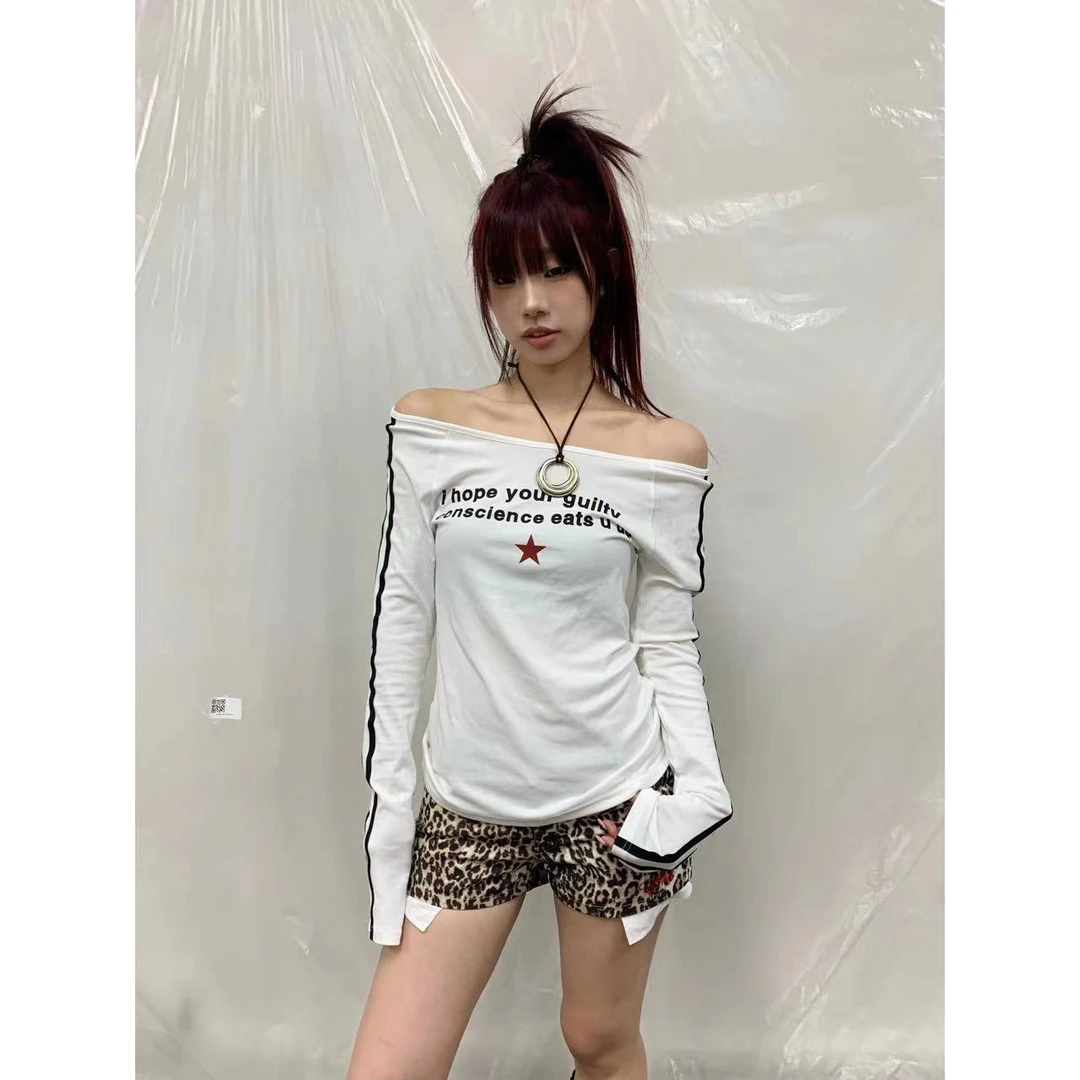 【26.ayes上新】织带撞色星星印花斜肩修身T恤