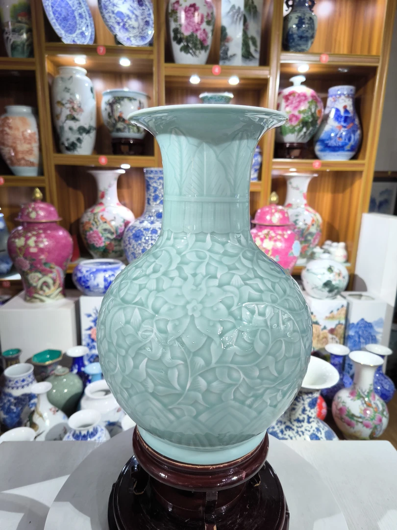 青瓷雕刻缠枝莲赏瓶