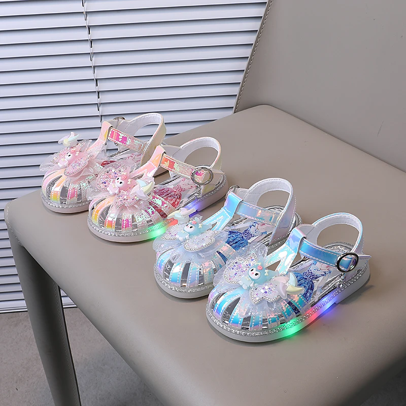 曙尼豪软底女童发光儿童鞋时尚防滑包头凉鞋蝴蝶结女孩2024水晶鞋