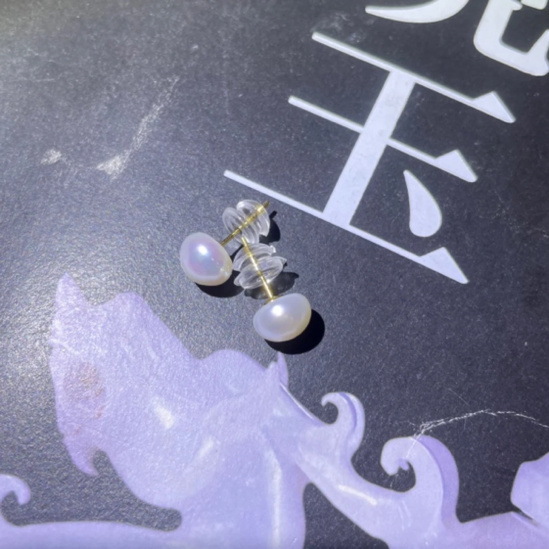 925纯银镶嵌天然淡水珍珠耳钉直径约8毫米显肤白年轻