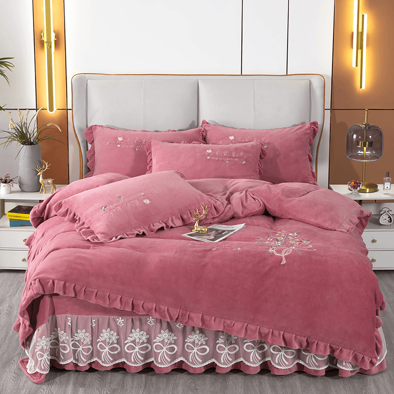 冬天新款9斤加厚保暖纯色牛奶绒四件套双面绒绣花被套蕾丝边床单