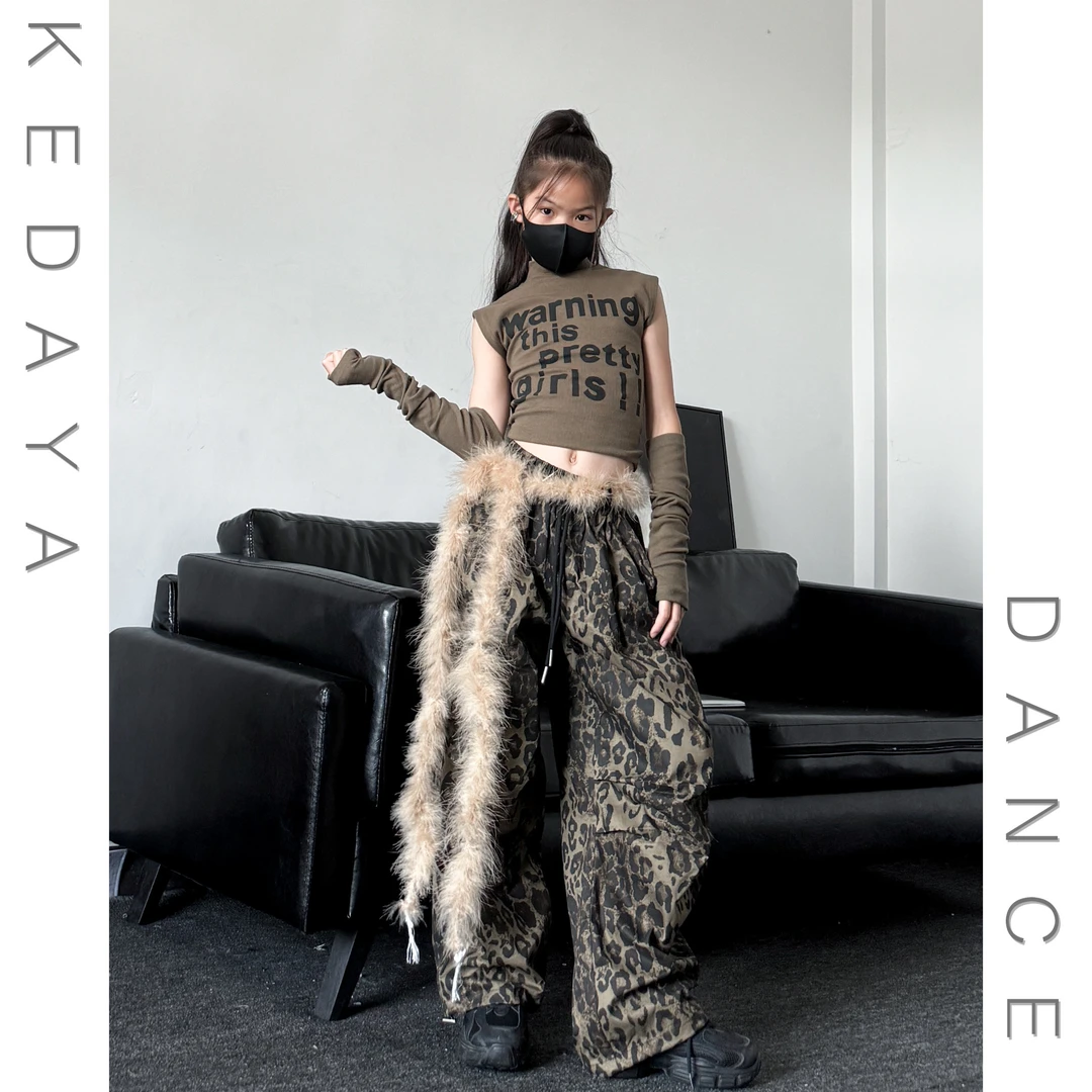 新款童装潮酷女童韩版修身T恤豹纹工装裤少儿女团爵士舞演出套装