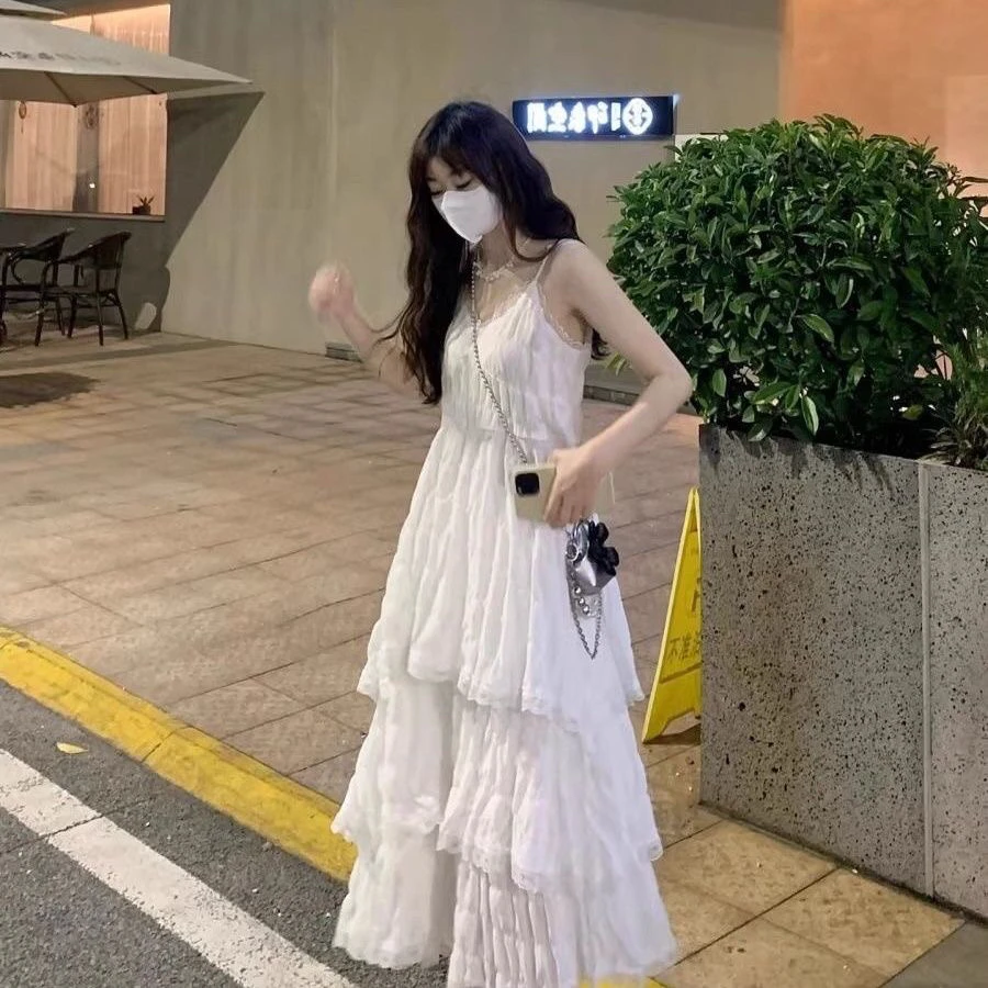 曾小咸 白色吊带连衣裙女2024春季新款海边度假风蛋糕裙沙滩长裙
