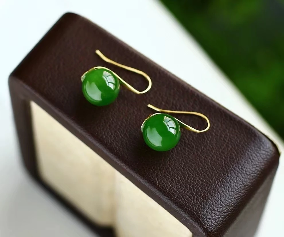 18K金镶嵌天然和田碧玉圆珠高跟鞋款上身简单大气，圆珠9.5mm约