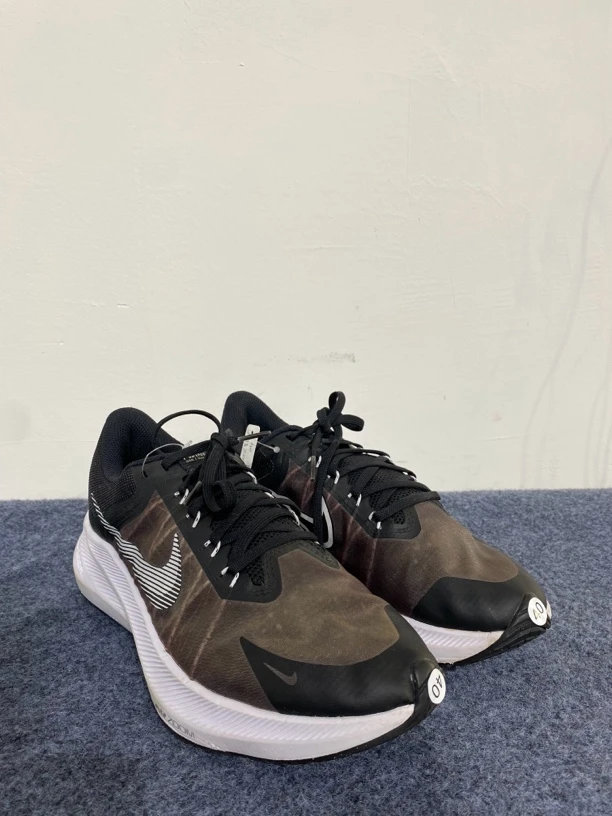 跑鞋40码Nike Zoom Winflo 8 缓震回弹 轻便透气黑色/白色