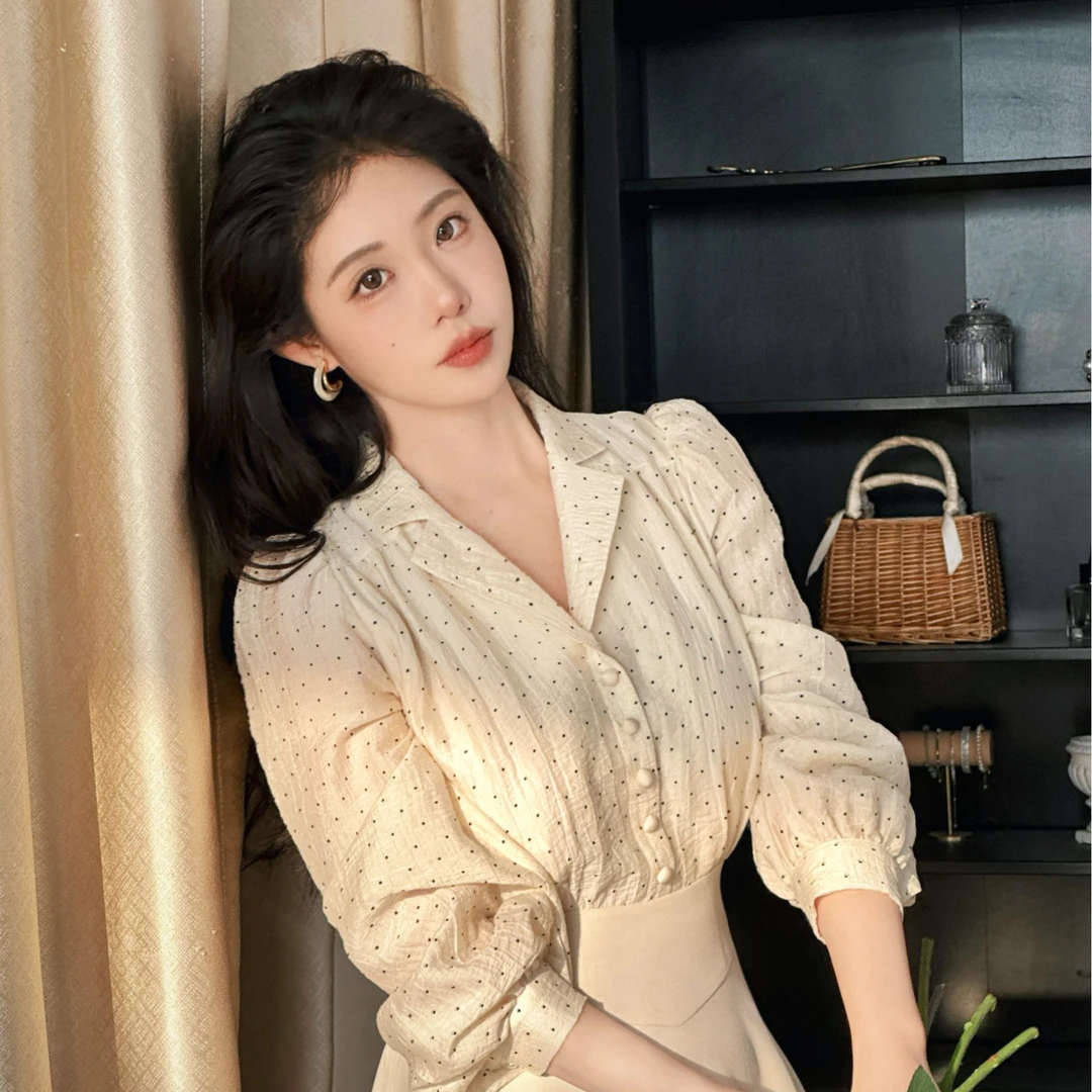 黑茉莉与甜酒 星期五见面 气质波点衬衫V领经典伞裙假两件连衣裙