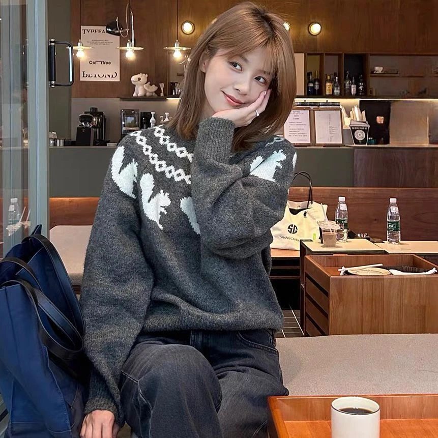 T1876 提花圆领小松鼠套头针织毛衣