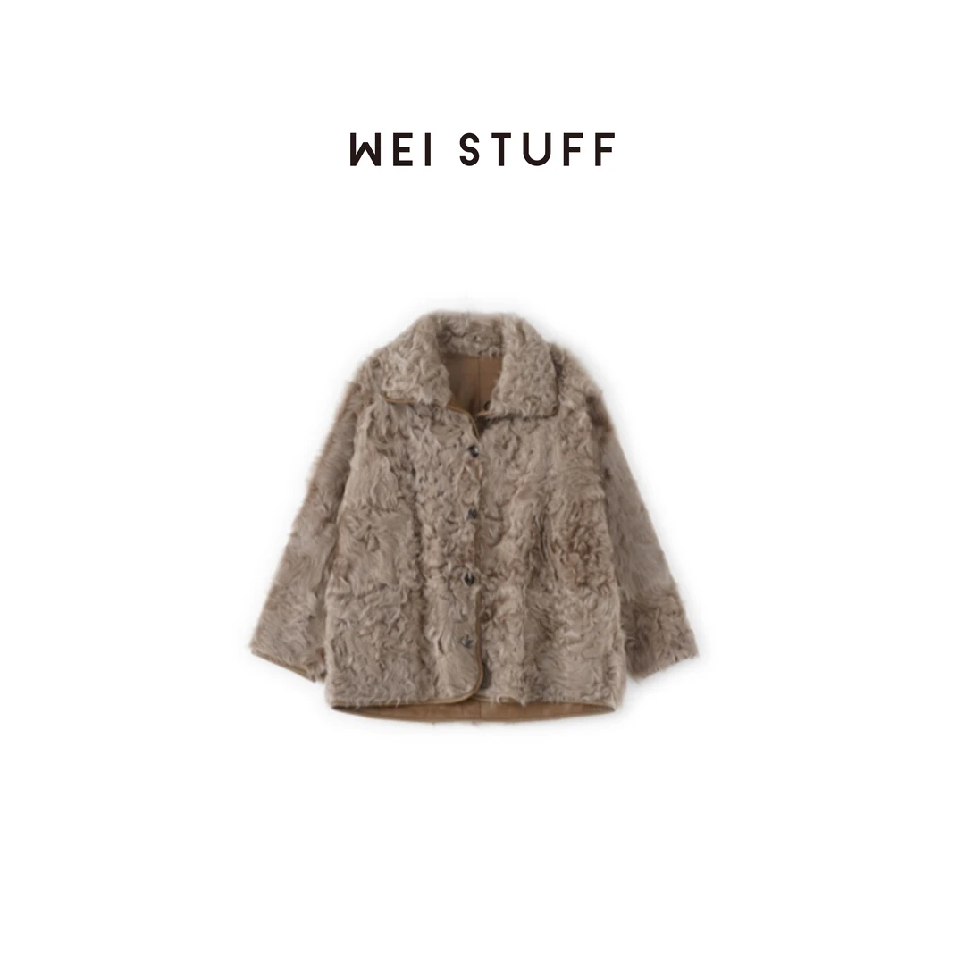 WEI STUFF  “大女主”两面穿光泽感翻领小湖羊皮毛一体外套7040 .