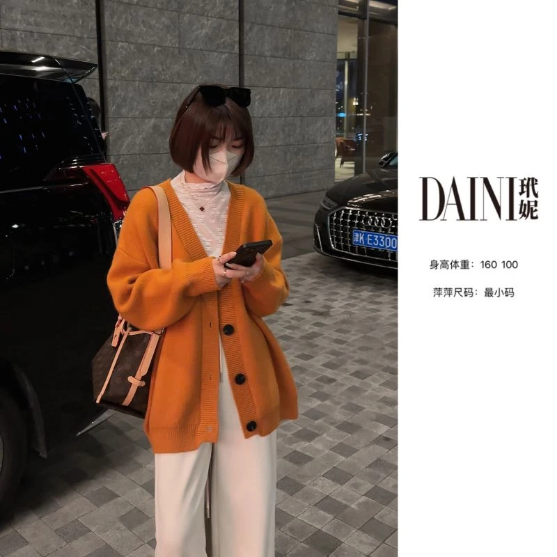 【萍萍推荐】秋季 V领气质系扣字母皮标针织开衫 重磅宽松加厚毛衣