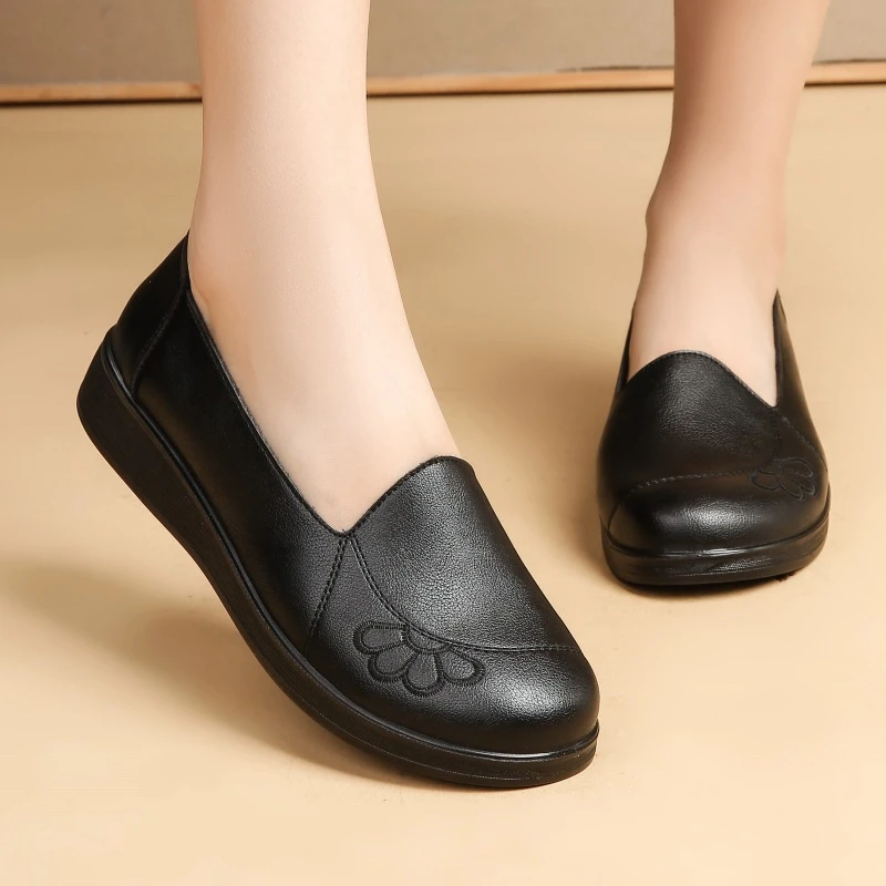 头层牛皮软底妈妈鞋秋款平底一脚蹬皮鞋真皮中老年防滑大码女鞋